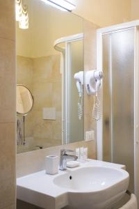 フィレンツェにあるAffittacamere ALBAのバスルーム(シンク、シャワー、鏡付)