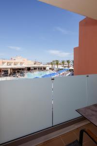 uma vista para a piscina a partir da varanda de um resort em Rethymno Village em Platanes