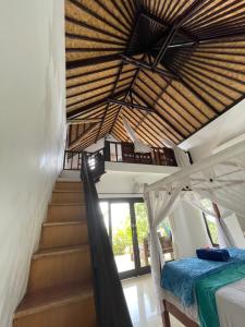 アメッドにあるザ バーベキュー ゲスト ハウスの木製の天井が特徴のベッドルーム1室(ベッド1台付)