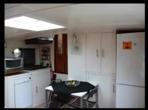 Een keuken of kitchenette bij Houseboat Orfeo