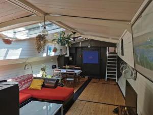 Gallery image of Houseboat Orfeo in Ghent