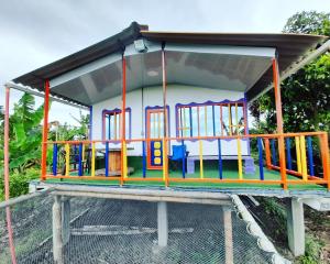 een speeltuin met een kleurrijke speelstructuur bij VILLA SOFI in Quimbaya