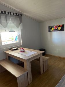 een houten tafel in een kamer met een raam bij Apartman Tunja in Vir