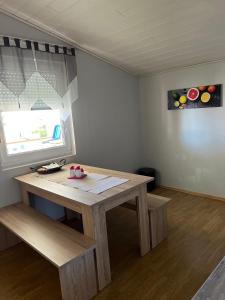 drewniany stół w pokoju z oknem w obiekcie Apartman Tunja w mieście Vir +12 zdjęć
