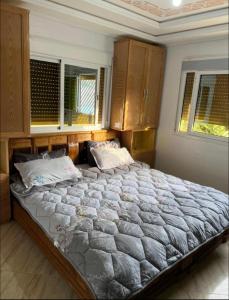 سرير أو أسرّة في غرفة في Nice Apartement au cornich de nador