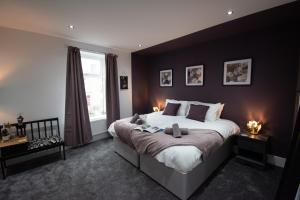 Un dormitorio con una cama grande y una ventana en Ideal Lodgings in Accrington, en Accrington