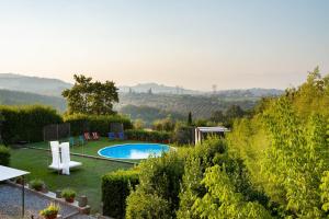 una piscina en un jardín con vistas en Le Farnete en Carmignano