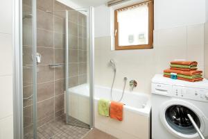 een badkamer met een wasmachine en een douche bij Apartment Hohe Tauern in Bramberg am Wildkogel