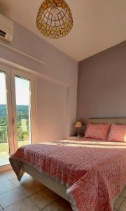 リジアにあるVilla Panoramaのベッドルーム1室(ベッド1台、大きな窓付)