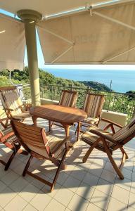 リジアにあるVilla Panoramaの木製テーブルと椅子が備わるパティオ