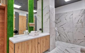 uma casa de banho com um lavatório e um espelho em Ljubljana Capsule Hostel em Ljubljana