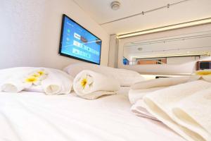 Postel nebo postele na pokoji v ubytování Ljubljana Capsule Hostel