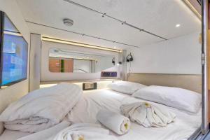 Postel nebo postele na pokoji v ubytování Ljubljana Capsule Hostel