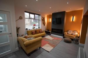 Una sala de estar con dos sofás y un televisor. en Ideal Lodgings in Accrington, en Accrington