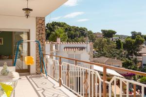 een balkon met uitzicht op een huis bij Villa Maria in Lloret de Mar