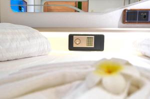 Postel nebo postele na pokoji v ubytování Ljubljana Capsule Hostel