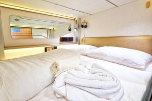 Postel nebo postele na pokoji v ubytování Ljubljana Capsule Hostel