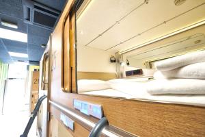Postel nebo postele na pokoji v ubytování Ljubljana Capsule Hostel