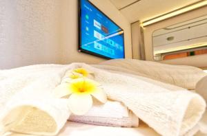 Postel nebo postele na pokoji v ubytování Ljubljana Capsule Hostel