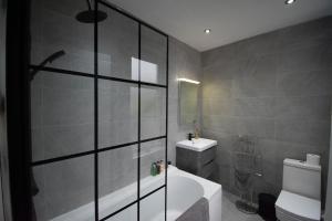 Un baño con bañera, inodoro y lavabo. en Ideal Lodgings in Accrington, en Accrington 38 fotos más