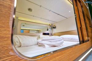 Postel nebo postele na pokoji v ubytování Ljubljana Capsule Hostel