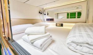 Postel nebo postele na pokoji v ubytování Ljubljana Capsule Hostel