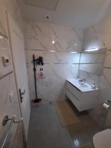 Vonios kambarys apgyvendinimo įstaigoje Jacuzzi Appartement love room