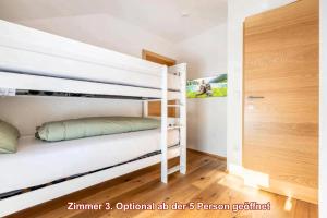 Postel nebo postele na pokoji v ubytování Alpenlodge Bad Mitterndorf
