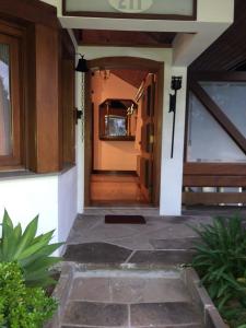 an entrance to a house with a wooden door at Casa Portanova Luxe - A 1,5km da Rua Coberta in Gramado