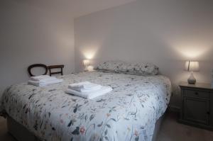 Postel nebo postele na pokoji v ubytování Maes Yr Odyn - 3 Bedroom Holiday Home - Narberth