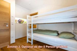 Postel nebo postele na pokoji v ubytování Alpenlodge Bad Mitterndorf