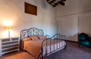 a bedroom with a bed and a dresser and a chair at La galeria de dalt in Rupiá +12 photos