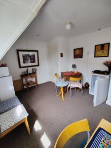 ein Wohnzimmer mit einem Tisch und einer Küche in der Unterkunft B&B Art Gallery 274 in Apeldoorn