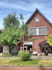 a red brick house with a window at B&B Art Gallery 274 in Apeldoorn