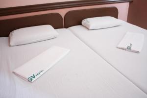 Un pat sau paturi într-o cameră la GV Hotel - Catarman