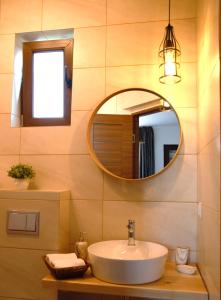 bagno con lavandino e specchio di Bobocel Villa a Sfântu Gheorghe