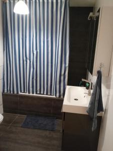 La salle de bains est pourvue d'une douche, d'un lavabo et d'une baignoire. dans l'établissement All you need, a comfy place, à Amsterdam