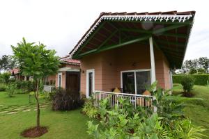 een huis met een luifel erop bij vihangama Home Stay in Chāmundi