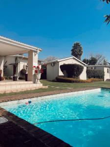 una piscina frente a una casa en Coco Lodge, en Mthatha