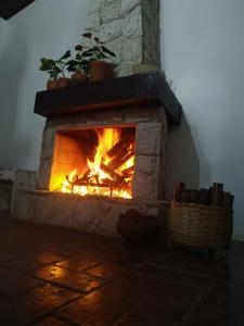 um forno de tijolos com uma lareira em Centro - São Francisco Xavier - Casa Agradável em São Francisco Xavier