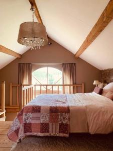 1 dormitorio con cama y ventana grande en Faire une pause avec le temps en Thimister