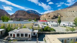 GirchaGems Palace Hotel Sost的以群山为背景的小镇景色