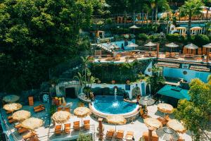 an aerial view of a pool with umbrellas and tables at O' Vagnitiello - Parco Balneare Idroterapico - Camere - Ristorante in Ischia