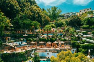 - une vue aérienne sur un complexe avec une piscine dans l'établissement O' Vagnitiello - Parco Balneare Idroterapico - Camere - Ristorante, à Ischia