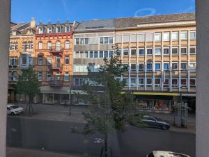 vistas a una calle de la ciudad con edificios en Schönes Appartment im Zentrum von Koblenz II, en Coblenza