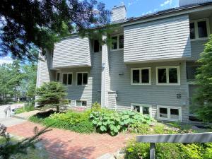 uma casa azul com um jardim em frente em R7 Ski-in Ski-out Bretton Woods Townhome on 2-mile home trail Mt Washington views em Carroll