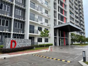 un aparcamiento frente a un gran edificio de apartamentos en Homestay Yana - Bangi Avenue near Bangi Wonderland en Kajang