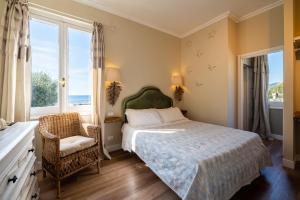 - une chambre avec un lit, une chaise et des fenêtres dans l'établissement Gian Paul Hotel, à Cavi di Lavagna
