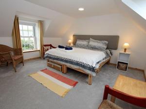 - une chambre avec un grand lit dans l'établissement Taigh Tharmoid Ruaidh, à Valtos