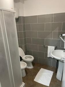 łazienka z 2 toaletami i umywalką w obiekcie Sole D'oriente w mieście Palmi